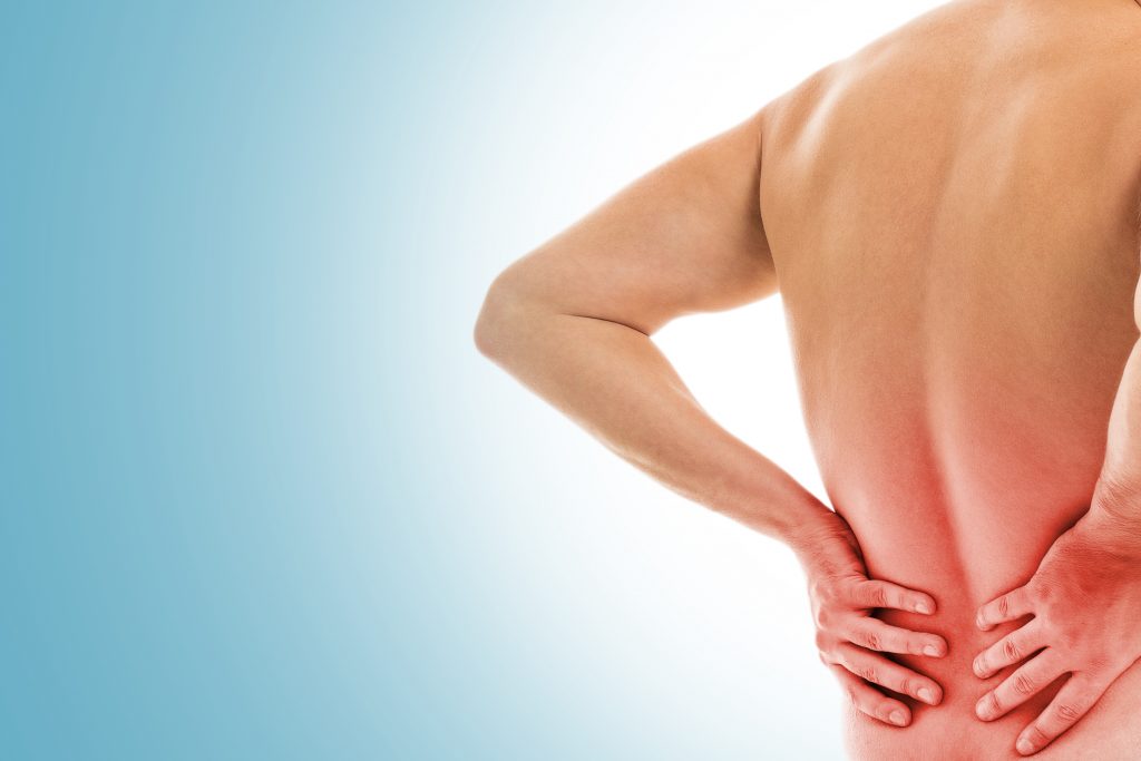 Hombre se sostiene la espalda con dolor - Hernia discal